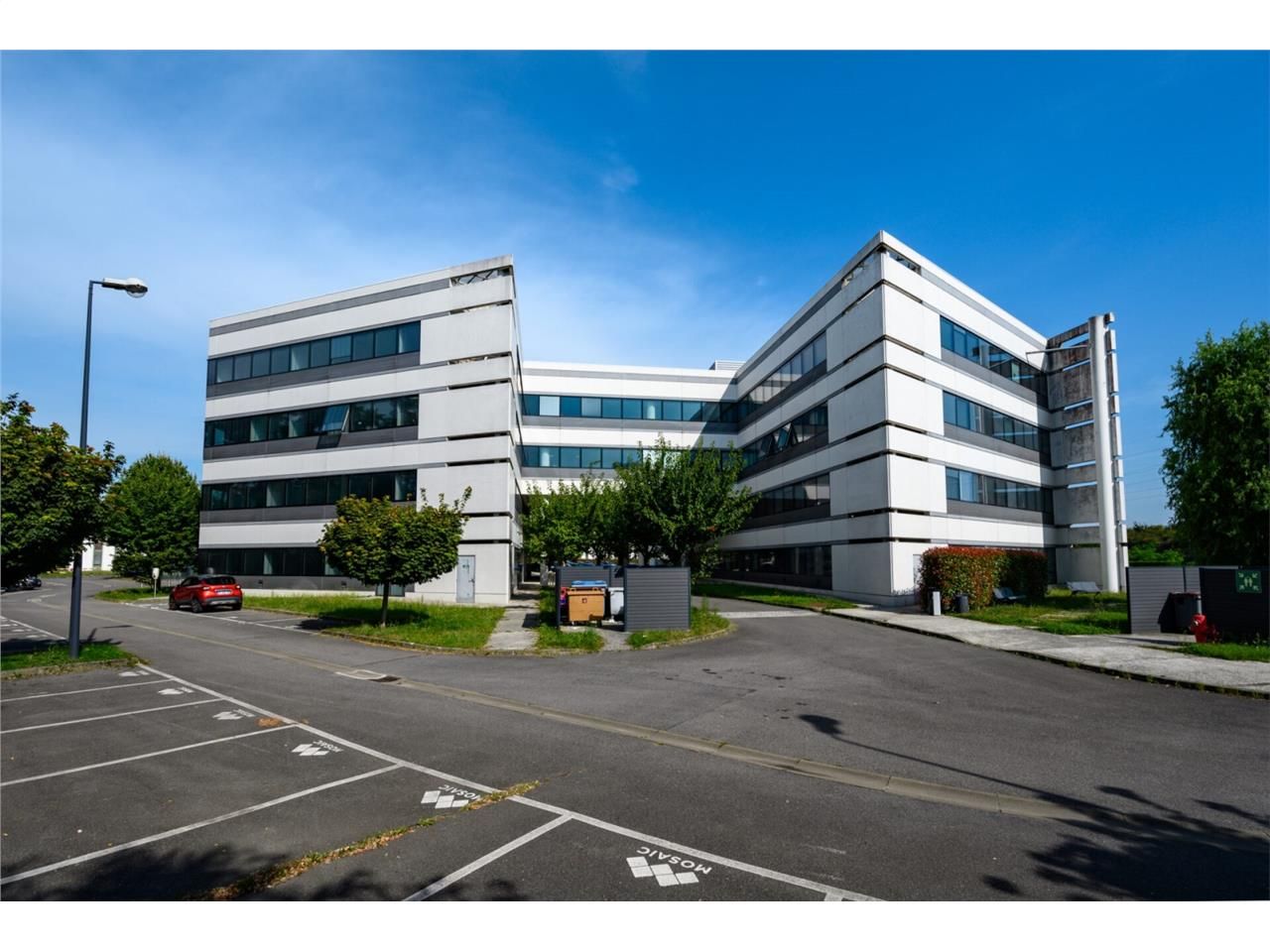 À louer, bureaux à Evry-Courcouronnes.  Venez déc