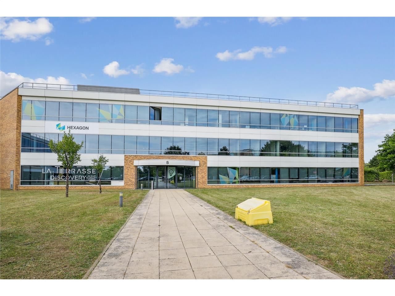 A louer, bureaux à Saint-Aubin.  Situé au coeur d