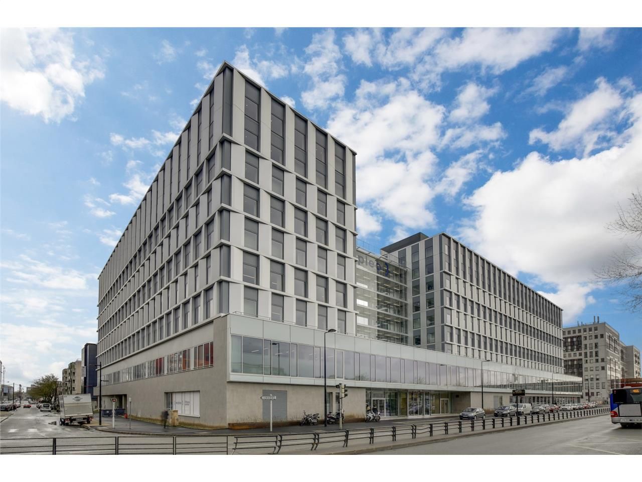 À louer, jusqu'à 2 975 m² de bureaux divisibles à