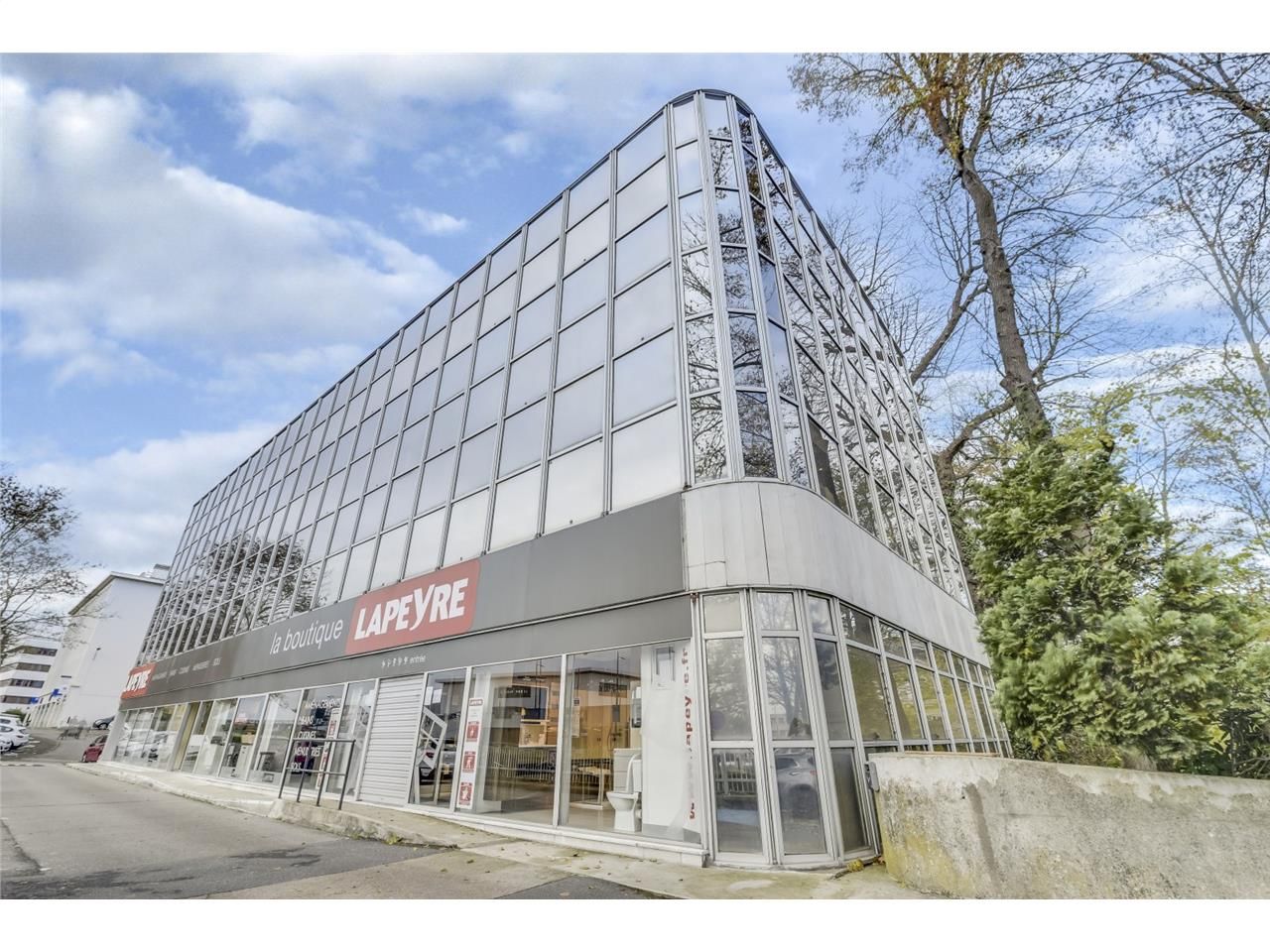 Situés au Chesnay, à proximité immédiate de Versa