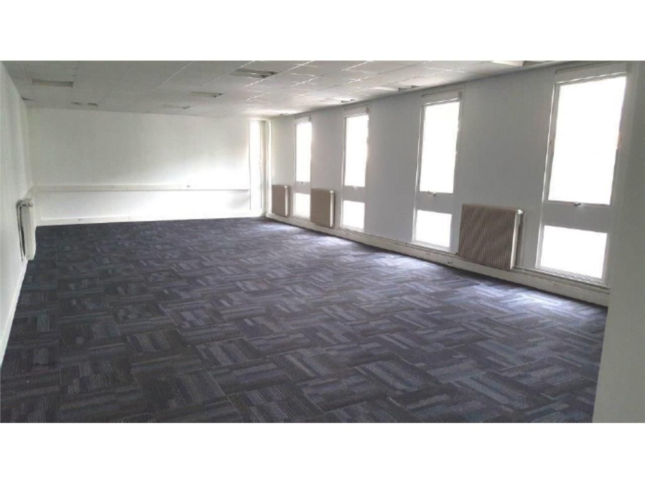 Activité à louer à Rungis.   Situé à seulement 7 