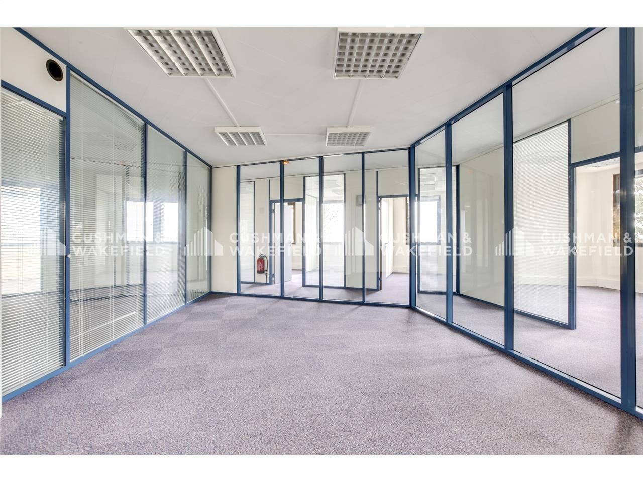 Nous vous proposons à la vente un ensemble de bur