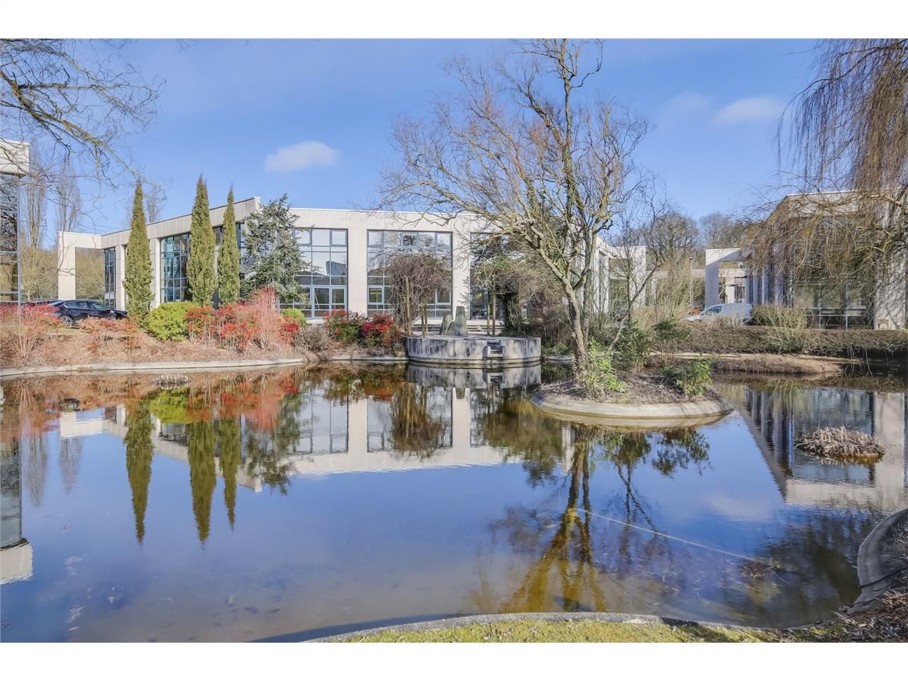 A louer, bureaux et activité à Guyancourt.  Nous 