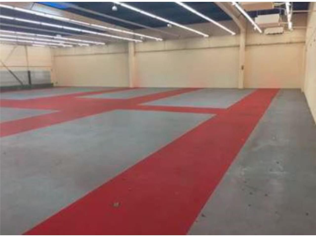 Situé à Coignières, ce local commercial à louer d