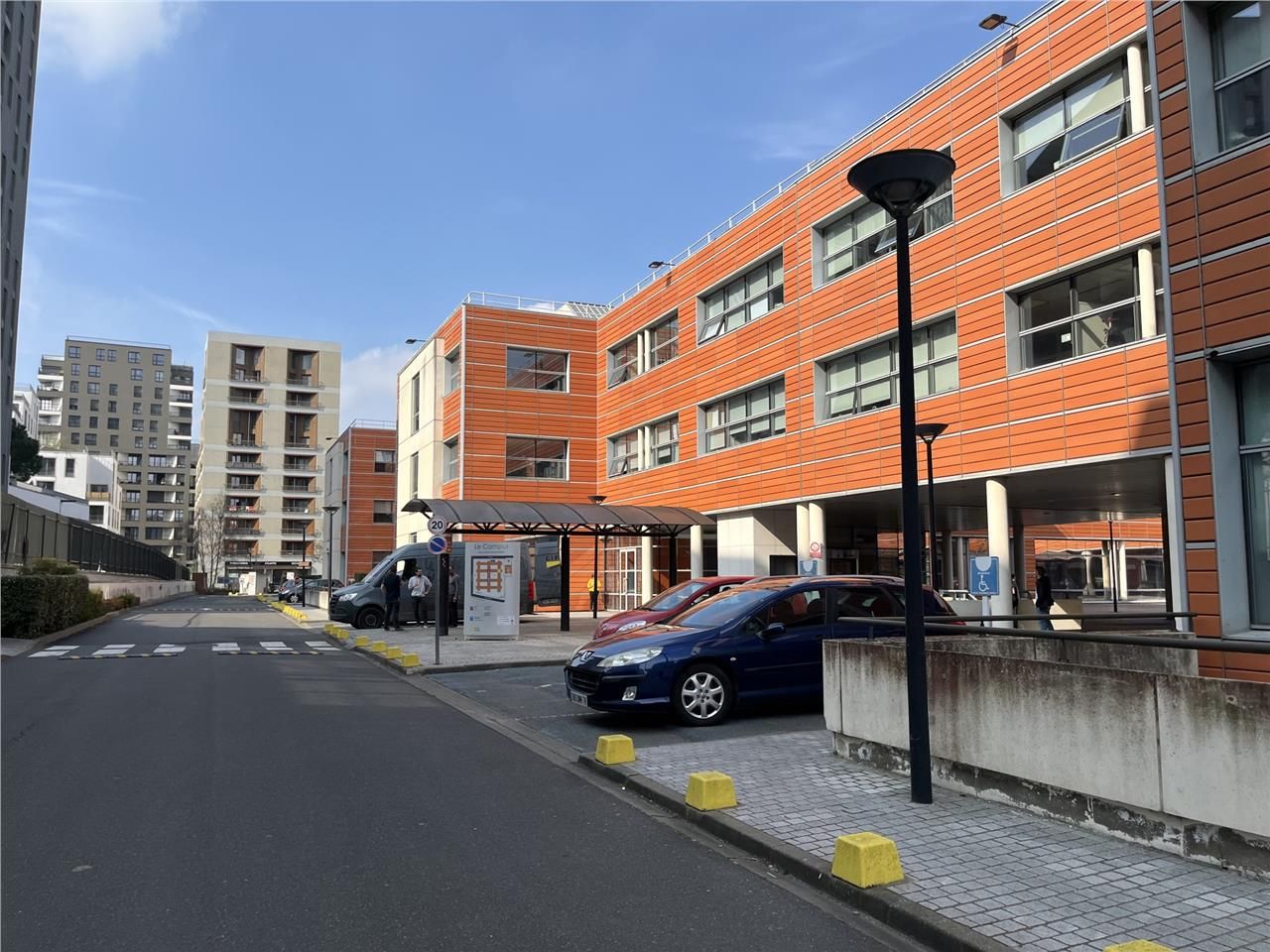 Situé en plein coeur de Massy, au 102 Avenue de P