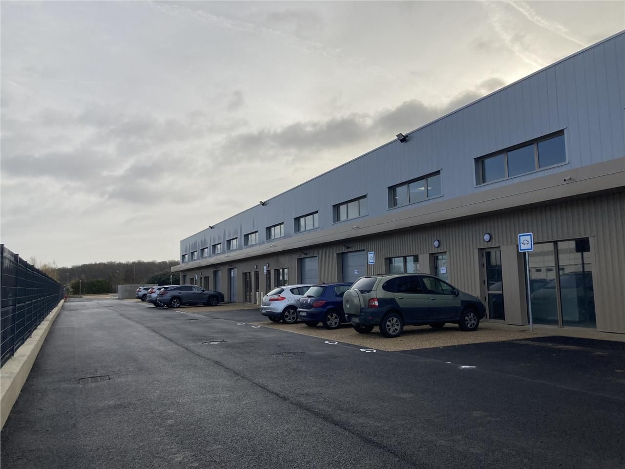 À vendre : une cellule d'activité neuve de 528 m²