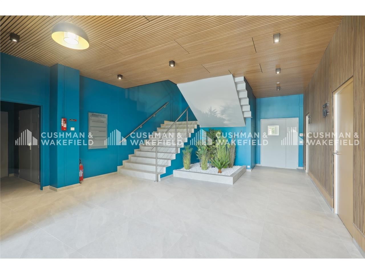 Situé dans un secteur dynamique et bien desservi,