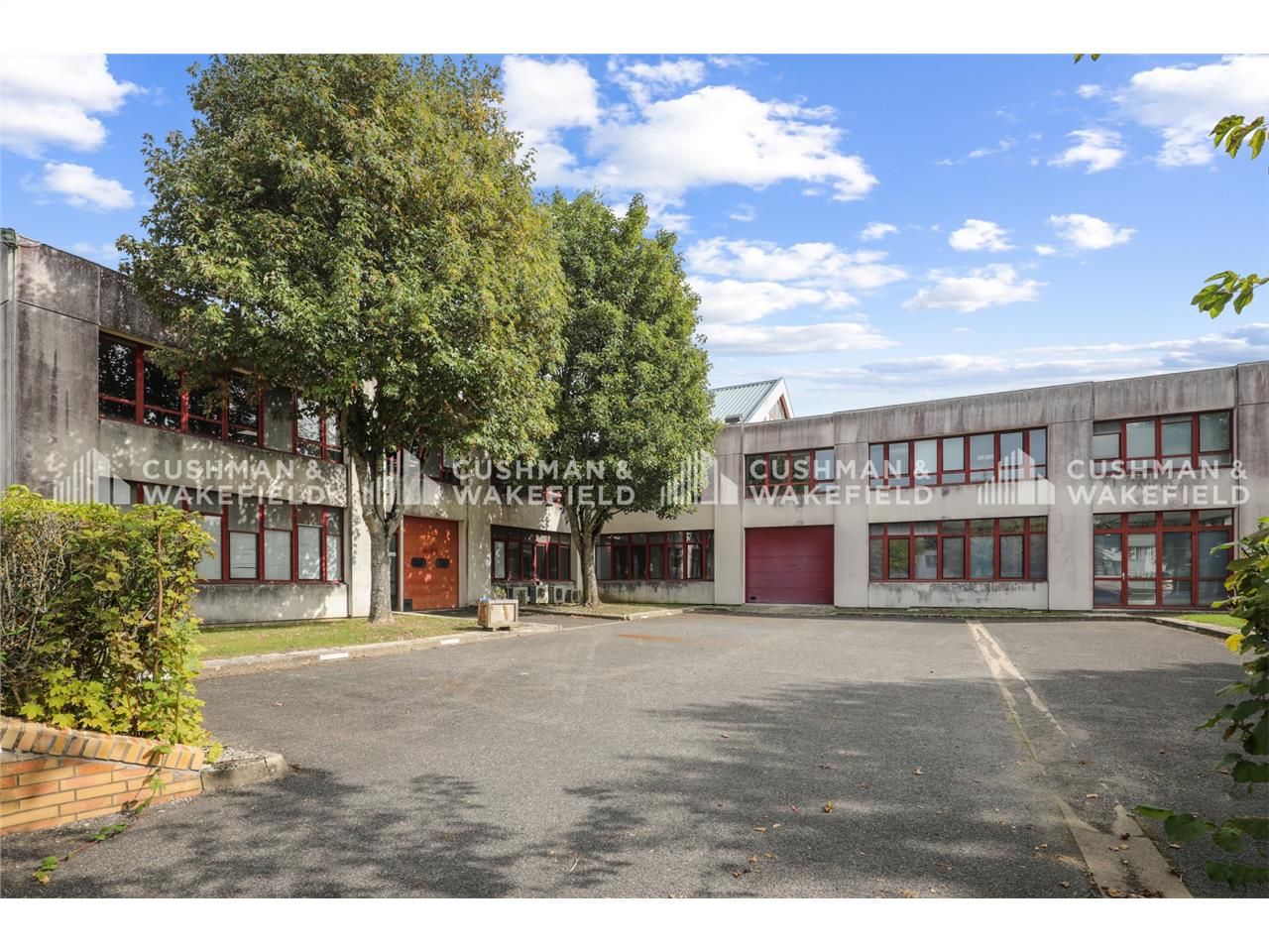 Situé dans un secteur dynamique et bien desservi,