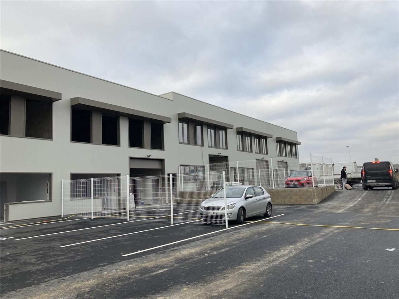 Situés à Étréchy, ces locaux d'activités modernes