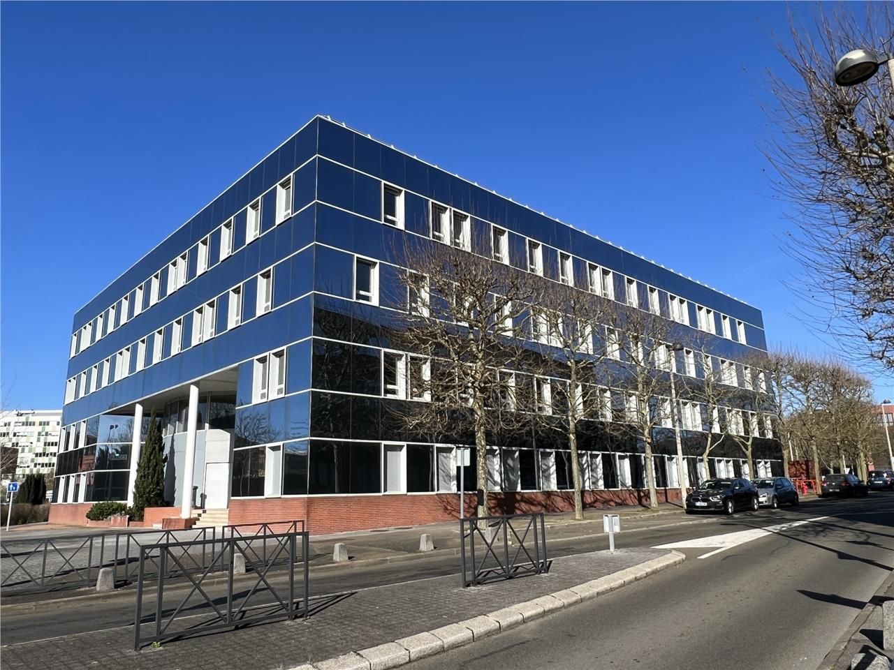 A louer, surface de bureaux à Guyancourt.  Nous p