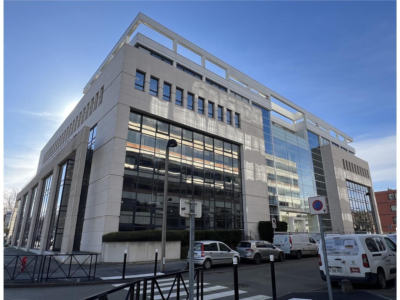 A vendre ou à louer,  bureaux à Guyancourt.  Nous