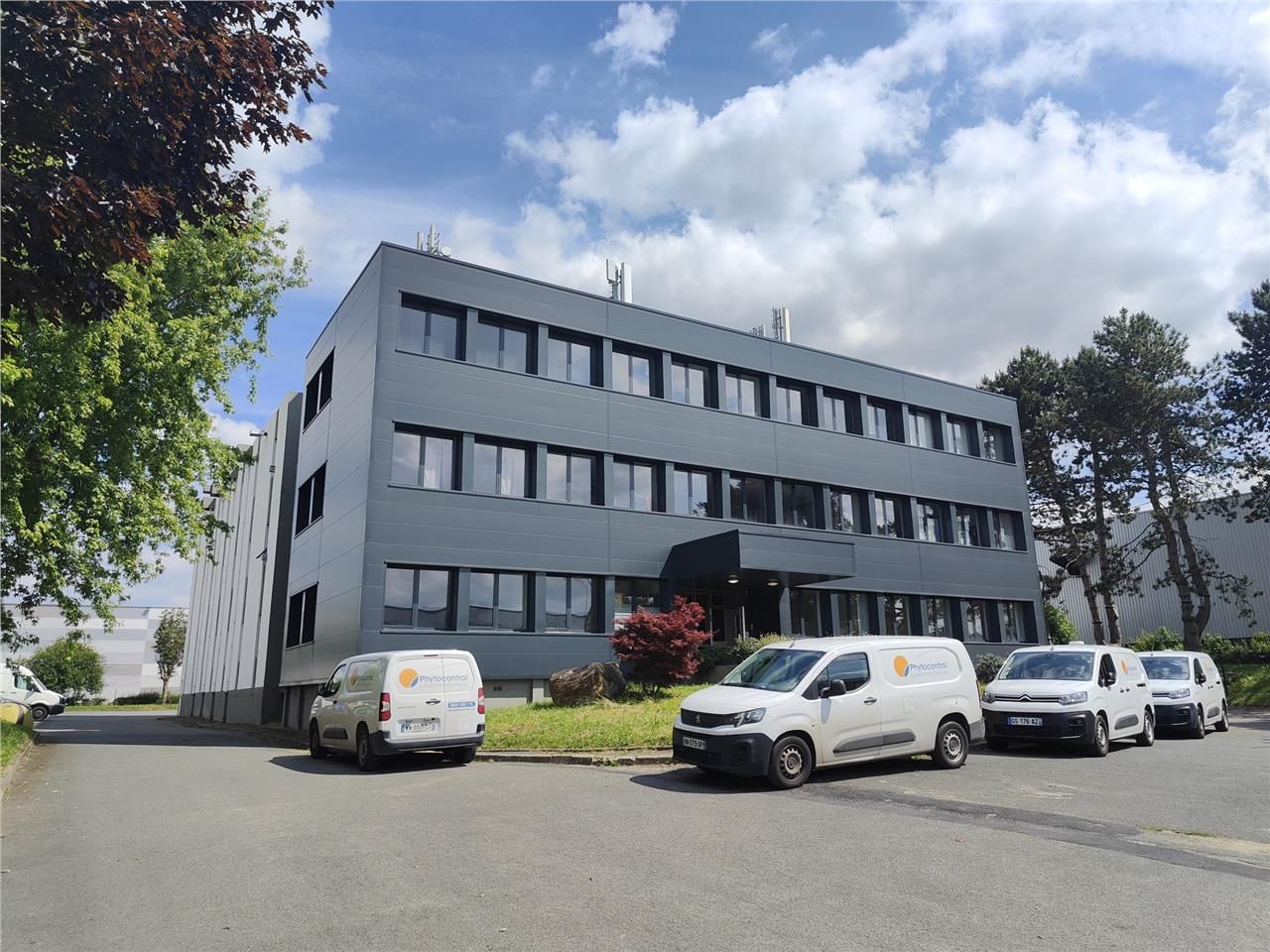 Nous vous proposons à la location deux bureaux si