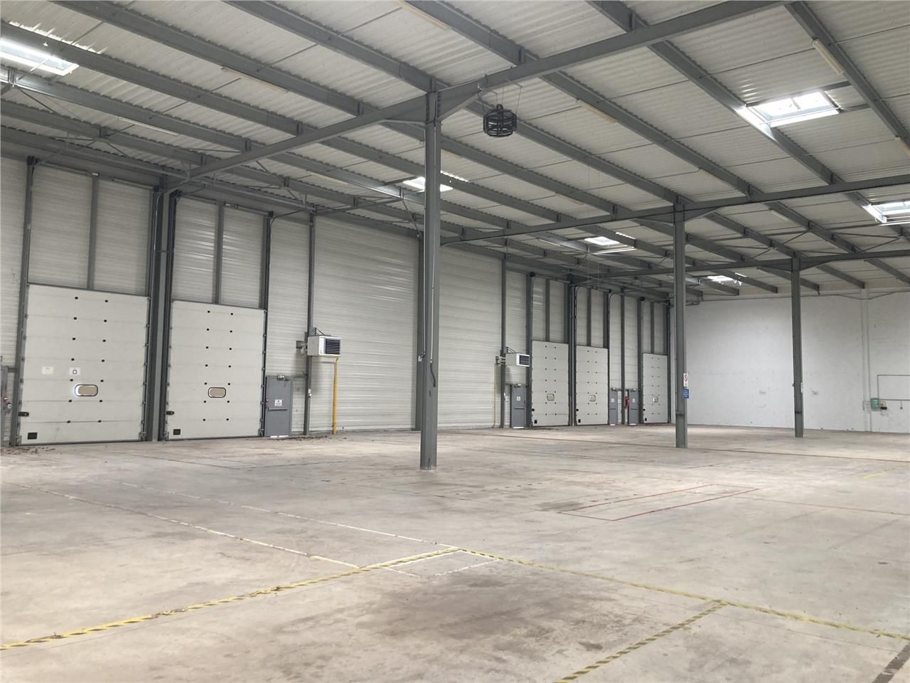 Nous vous proposons cet entrepôt spacieux de 3 03