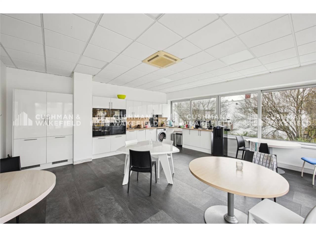 Ces bureaux spacieux et lumineux offrent un envir