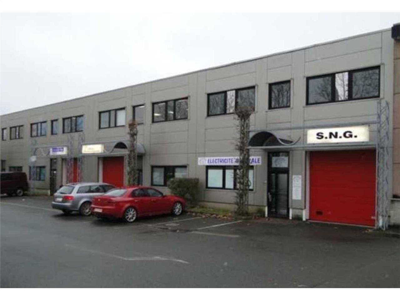 À louer, cellule d'activité avec bureaux d'une su