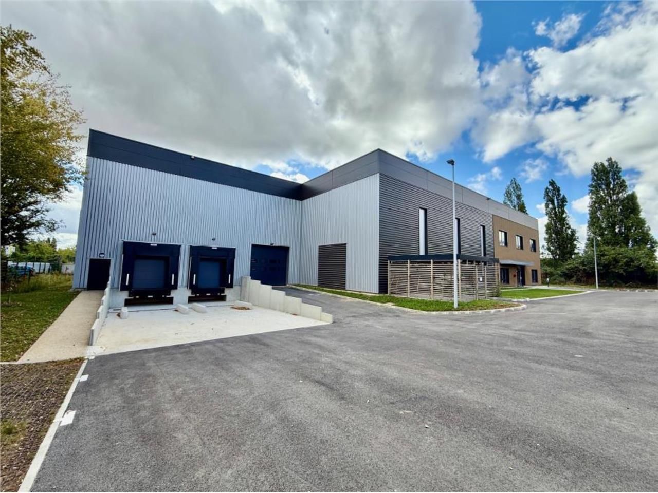 Situé à Trappes, au coeur d'une zone d'activité d