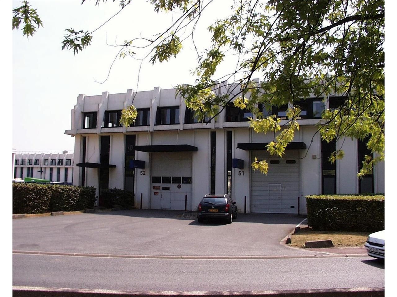 À louer, lots d'activité à Evry-Courcouronnes.  V