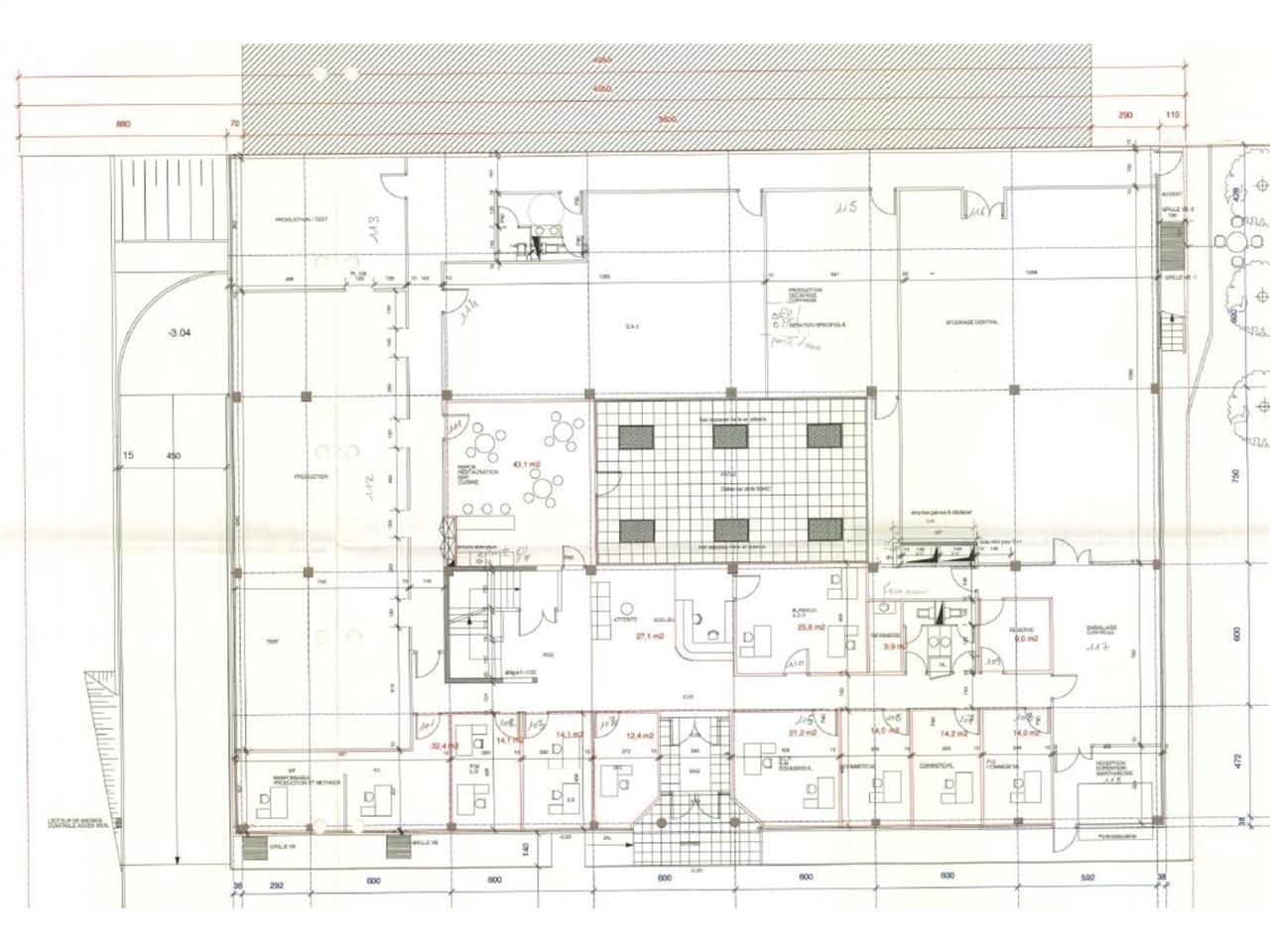 Situé dans la dynamique zone d'activités du Pless