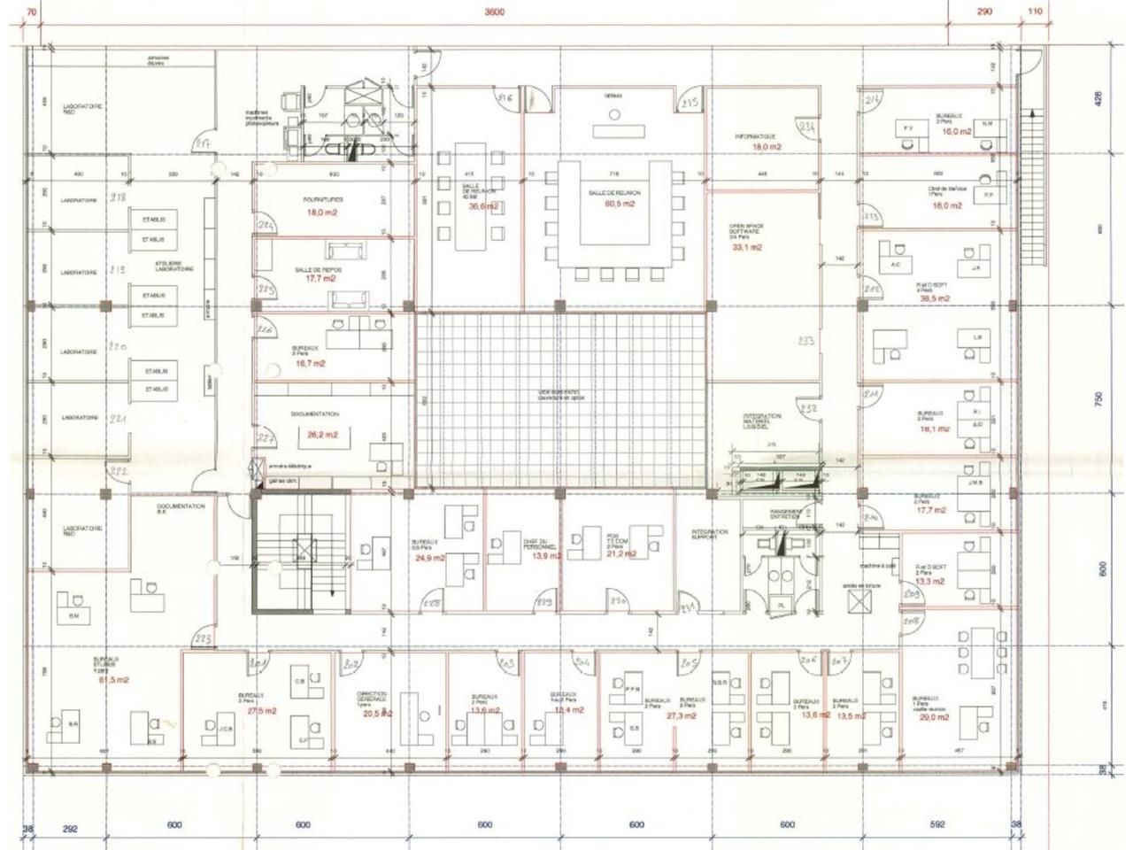 Situé dans la dynamique zone d'activités du Pless