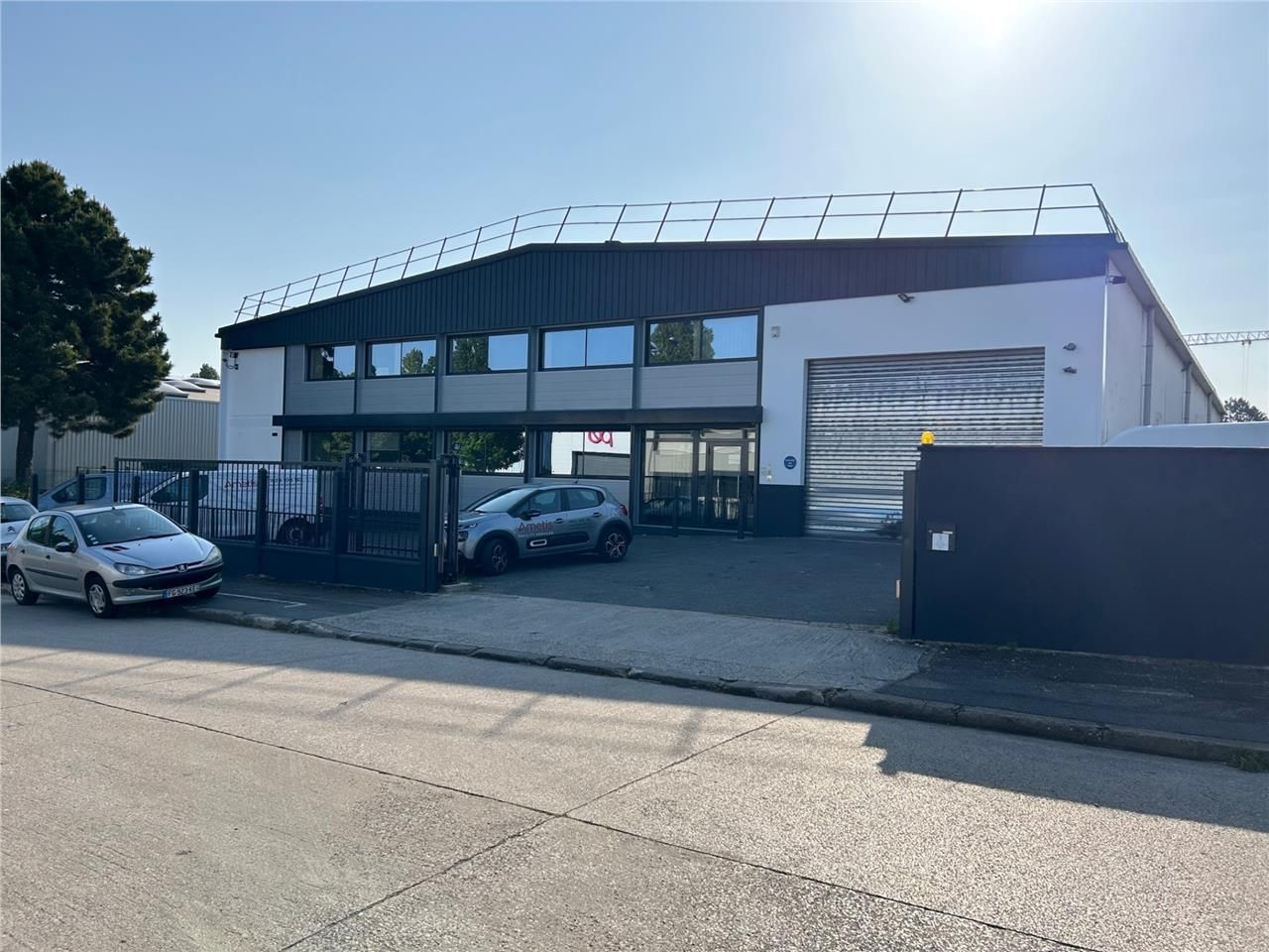 Situé à Morangis, cet immeuble indépendant d'envi