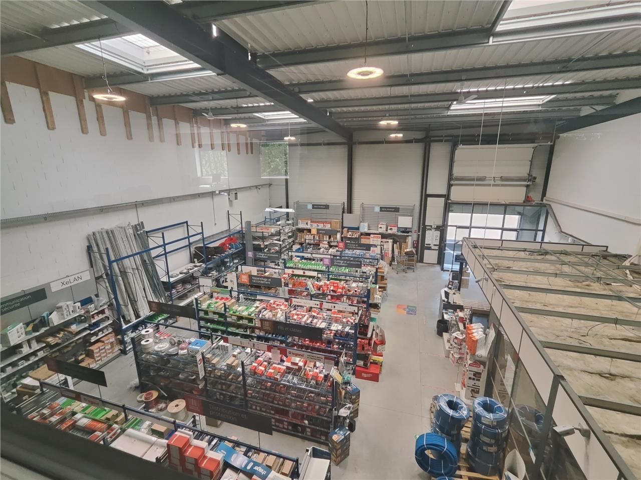 Implanté au sein d'un parc d'activités clos, verd