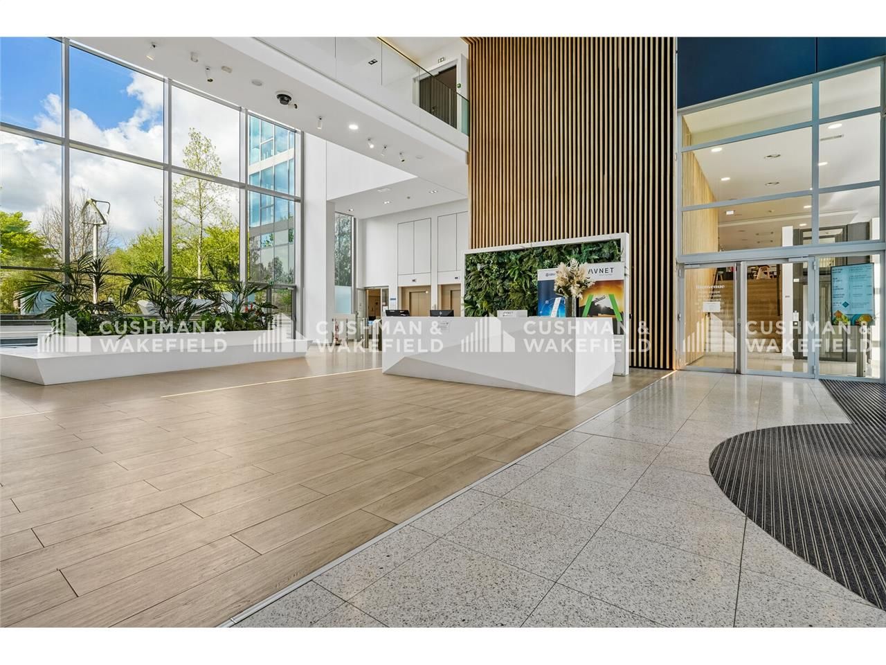 Dans un immeuble moderne face au parc Ampère, à p