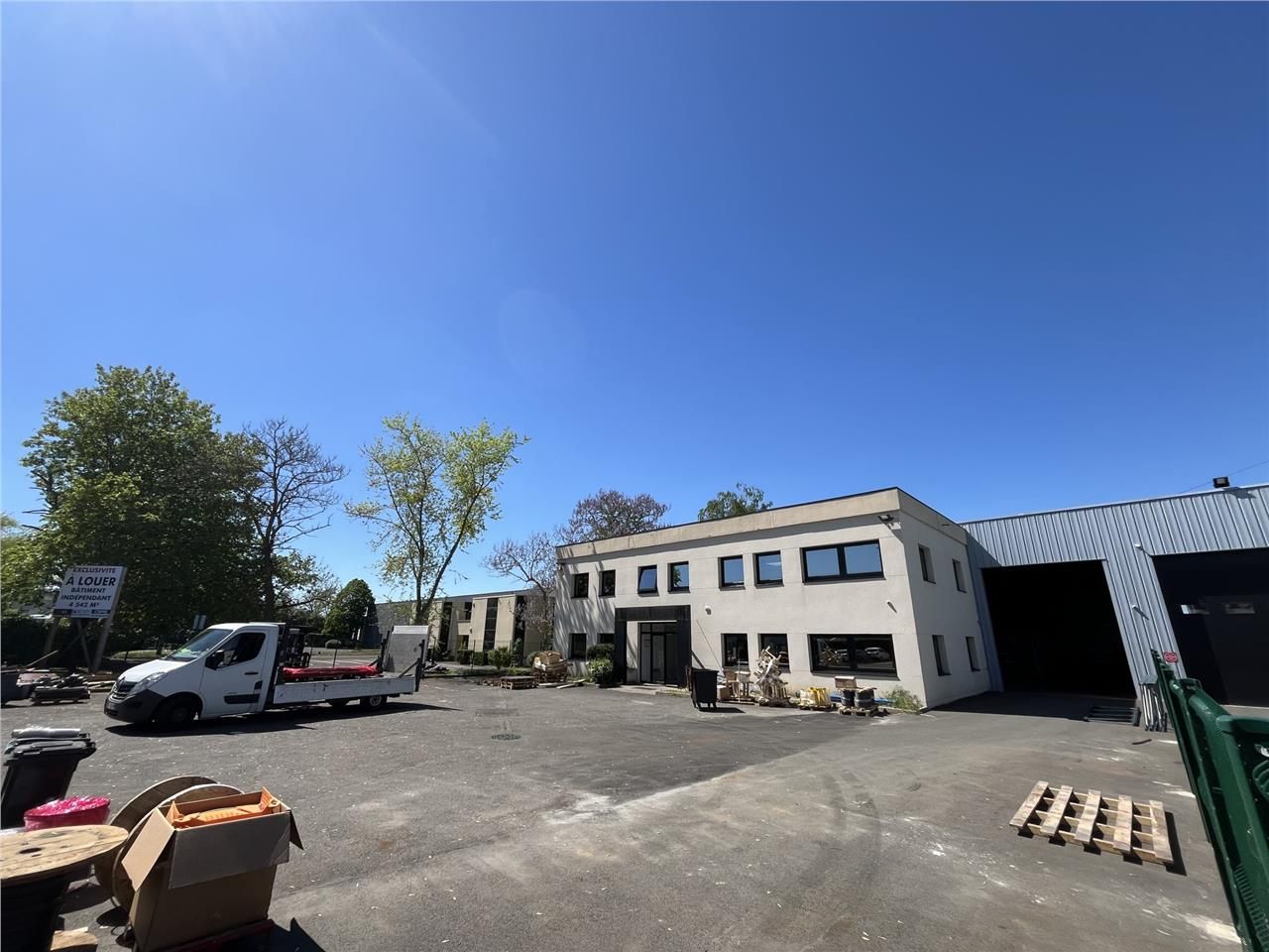 Situé à Lisses, en plein coeur d'une zone d'activ