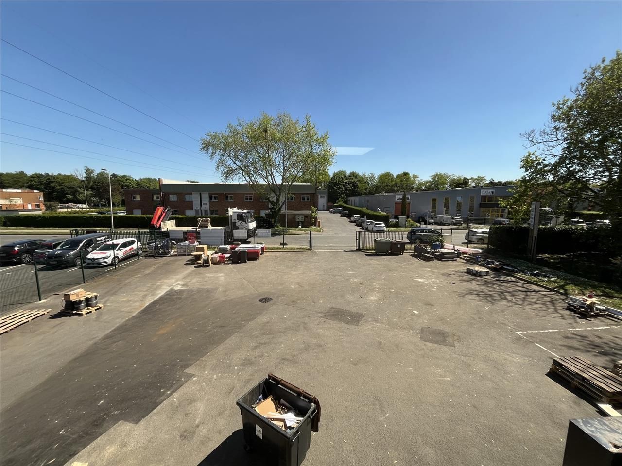 Situé à Lisses, en plein coeur d'une zone d'activ