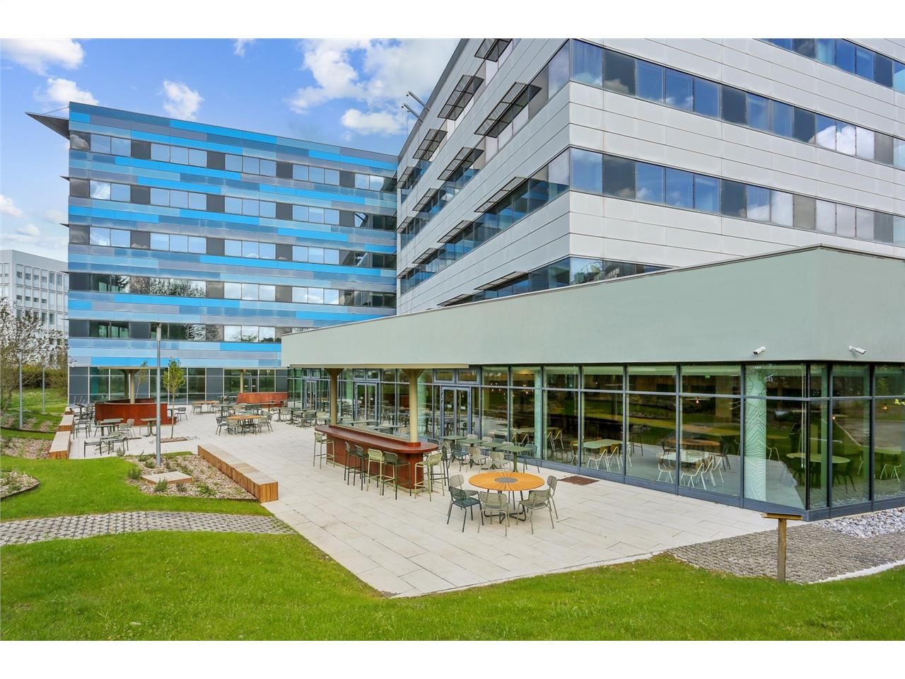 À louer, bureaux à Vélizy - Immeuble indépendant