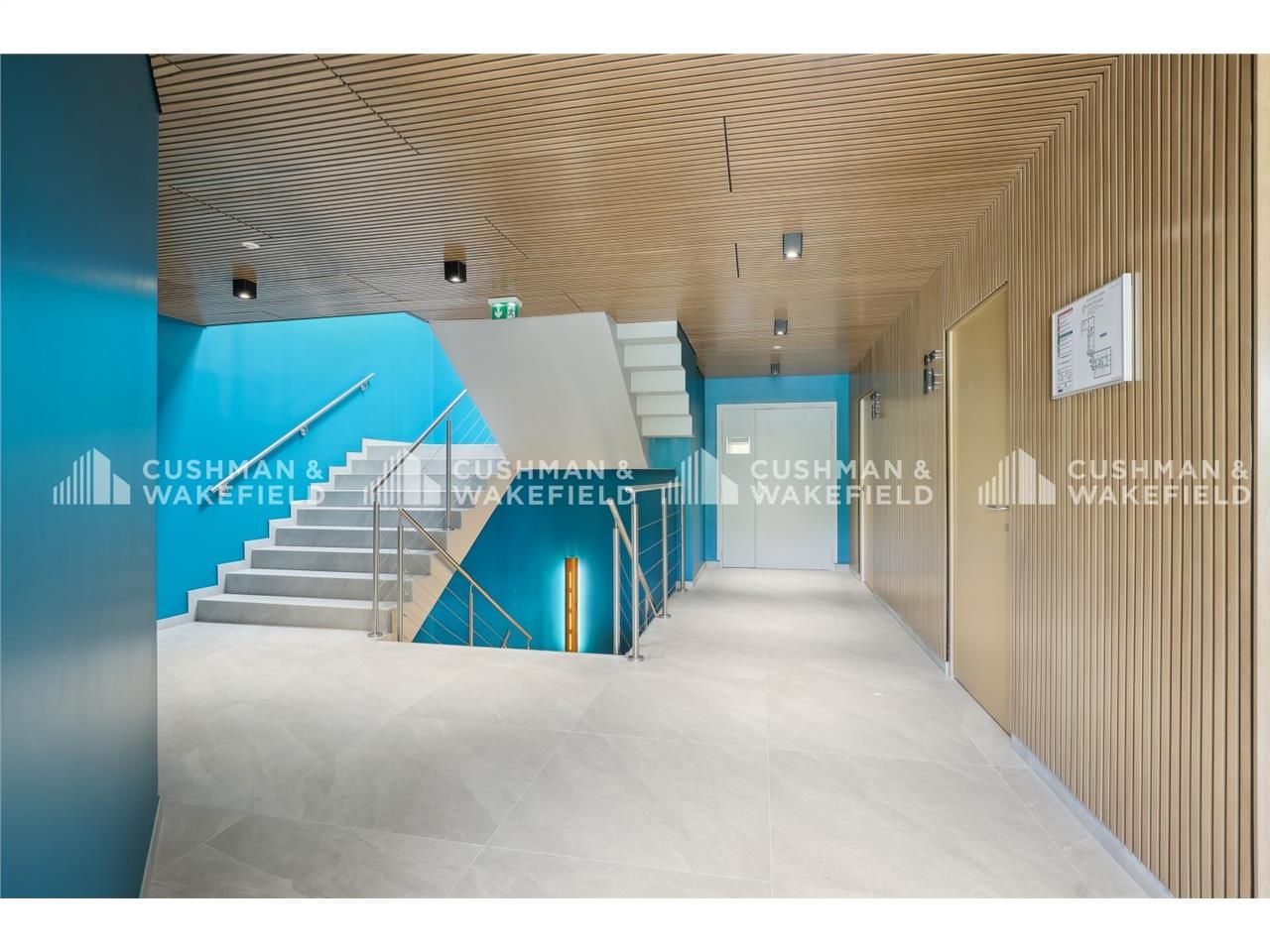 Situé dans un secteur dynamique et bien desservi,