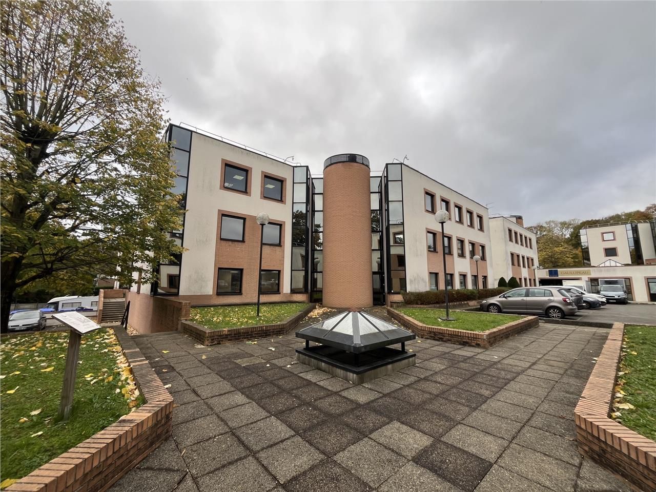 Situé dans un environnement verdoyant et dynamiqu