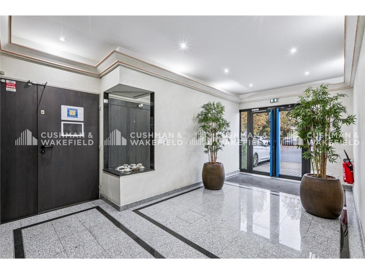 Au sein d'un immeuble récent en R+1, découvrez un