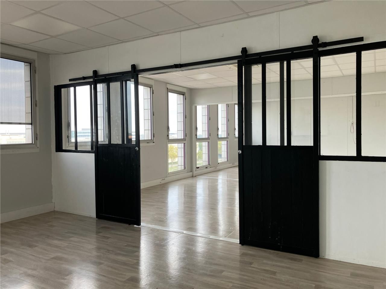 À louer - Bureaux rénovés de 303 m² en pied de ga