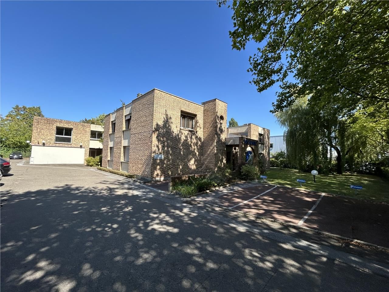 Découvrez cet immeuble indépendant de 1 232 m² im