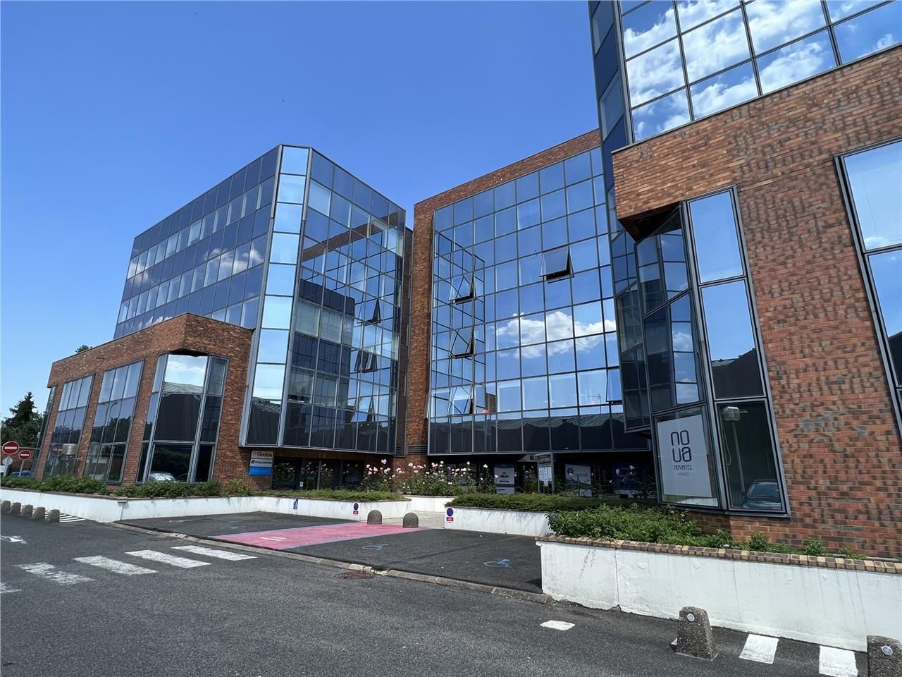 À Vélizy-Villacoublay, 23 avenue Louis Bréguet, b