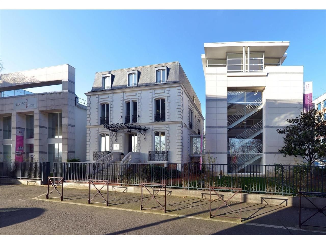 Situé face à la Seine et à proximité immédiate du