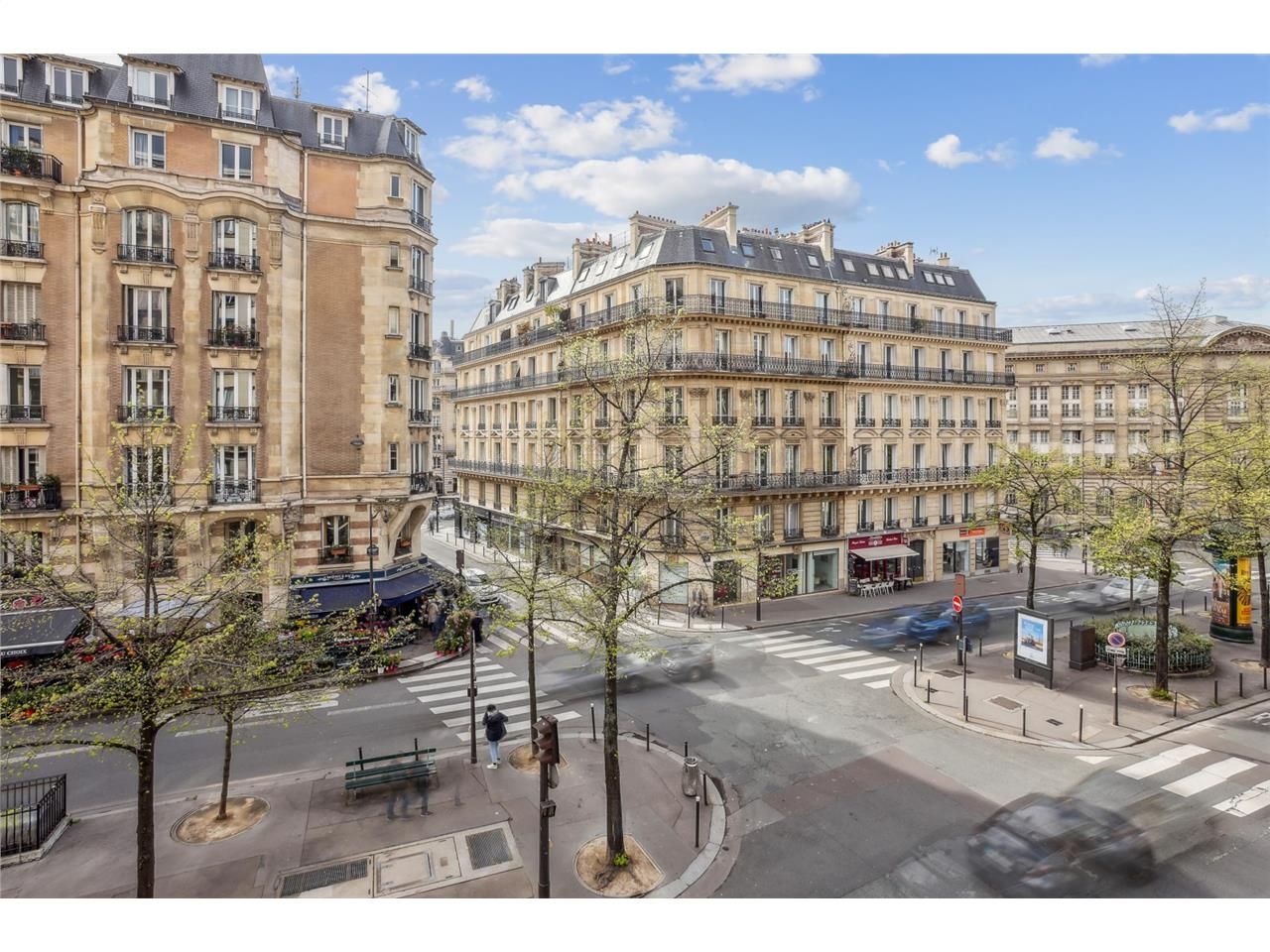 Au deuxième étage d'un immeuble d'angle de bon st