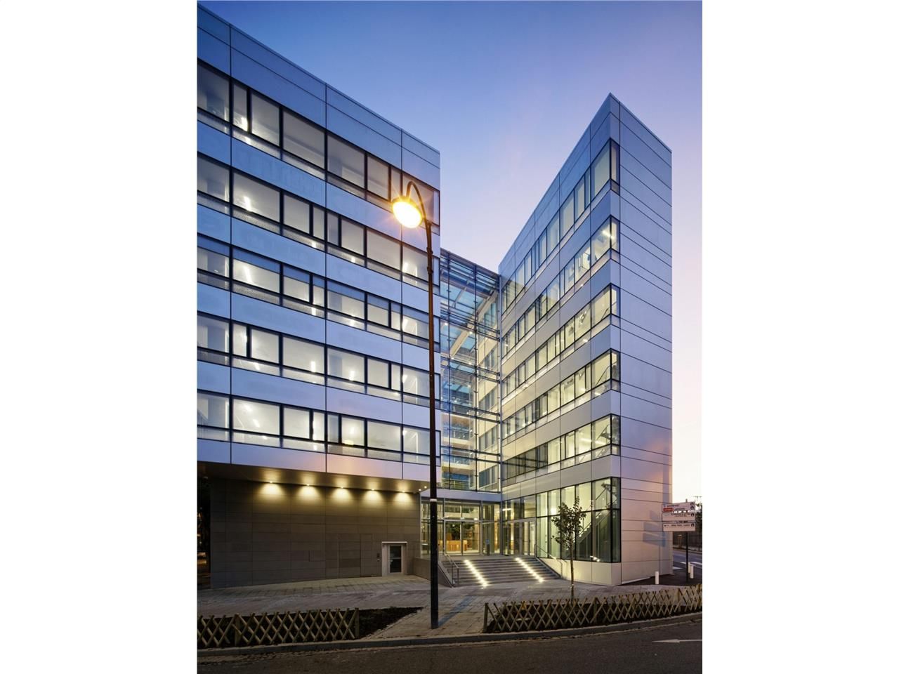 Surfaces de bureaux rénovées dans un immeuble ser