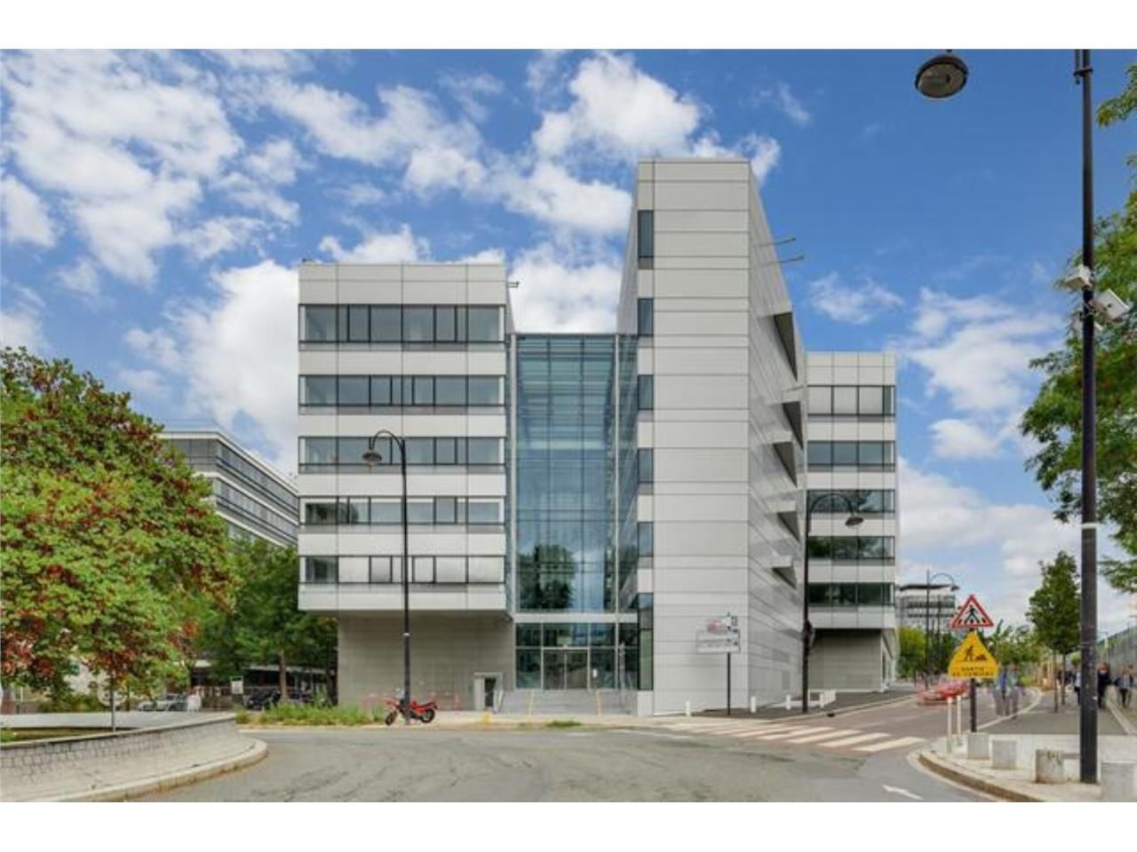 Surfaces de bureaux rénovées dans un immeuble ser