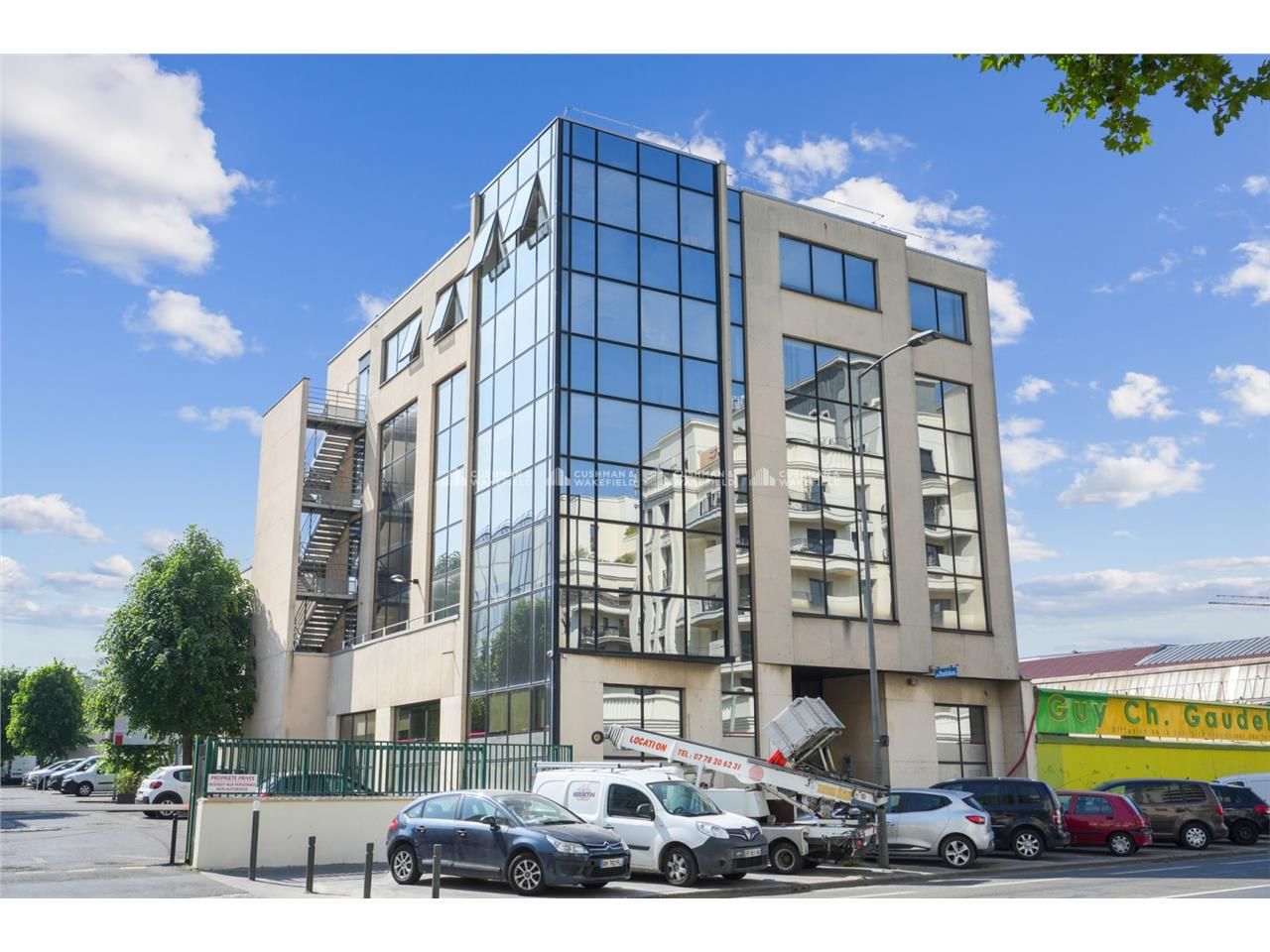 Immeuble indépendant de bureaux à louer à Saint-O