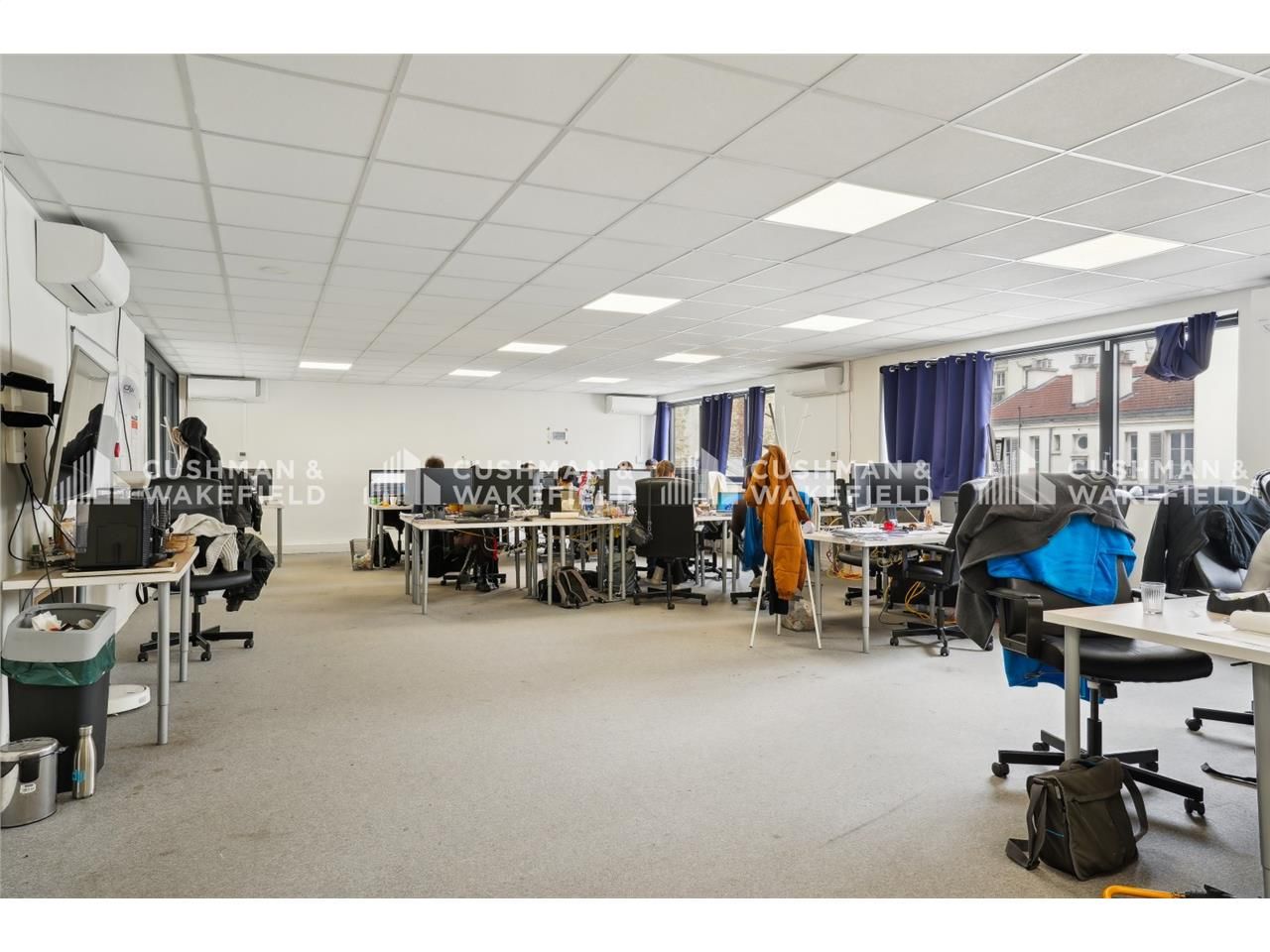 Bureaux au pied du métro Louise Michel à louer - 