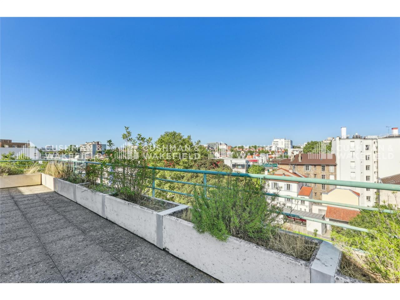 À proximité immédiate du RER B (gare Arcueil-Cach