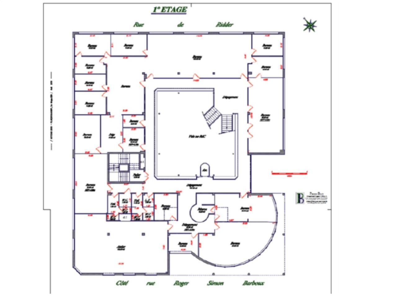 Un immeuble de bureaux indépendant situé à Arcuei