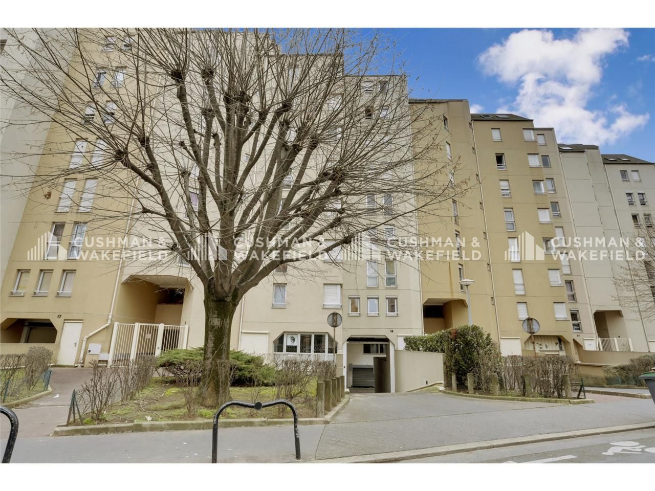 Local d'activité de 300 m² accolé à une surface d