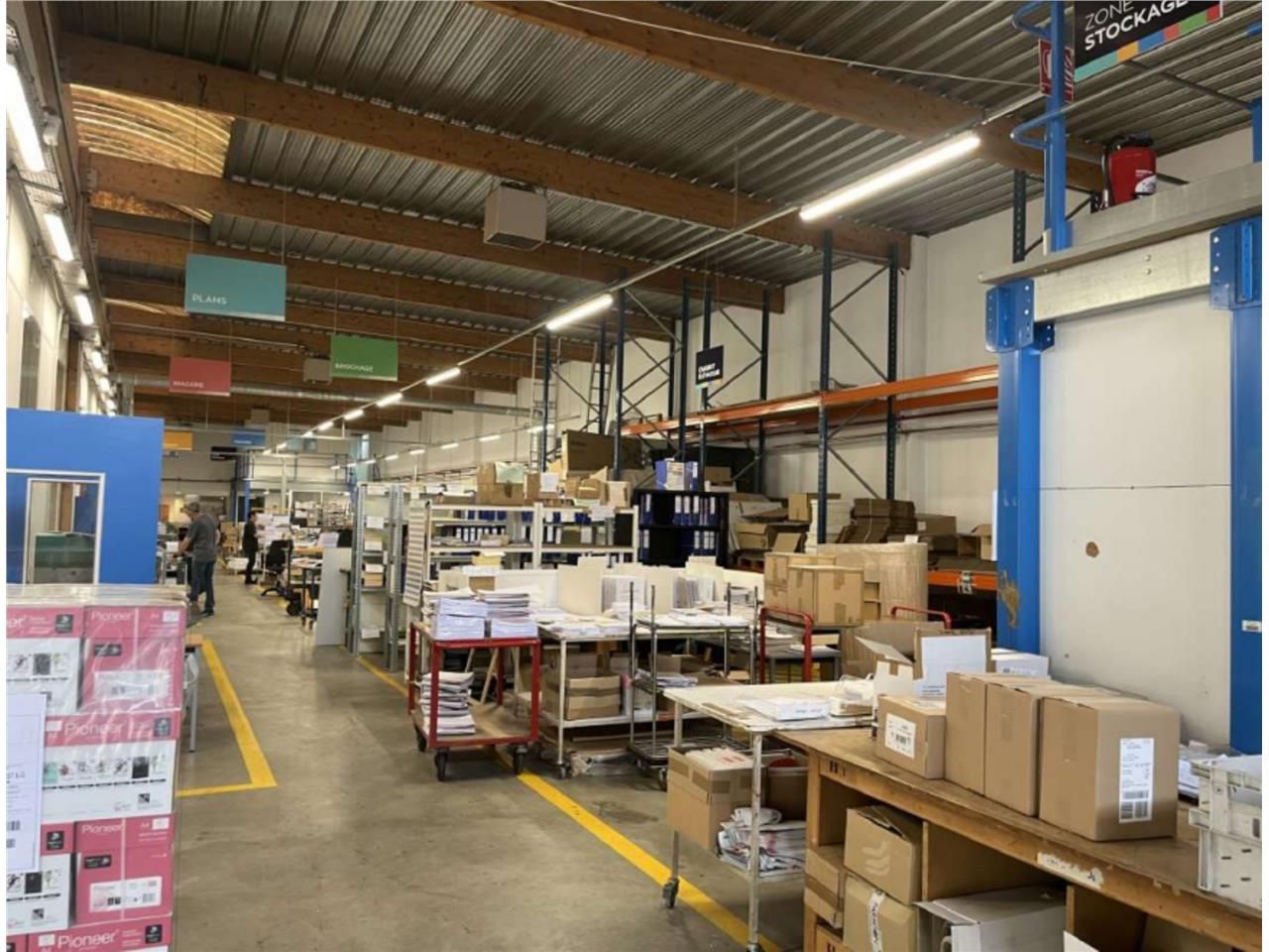 Découvrez ces locaux d'activité d'environ 1000 m²