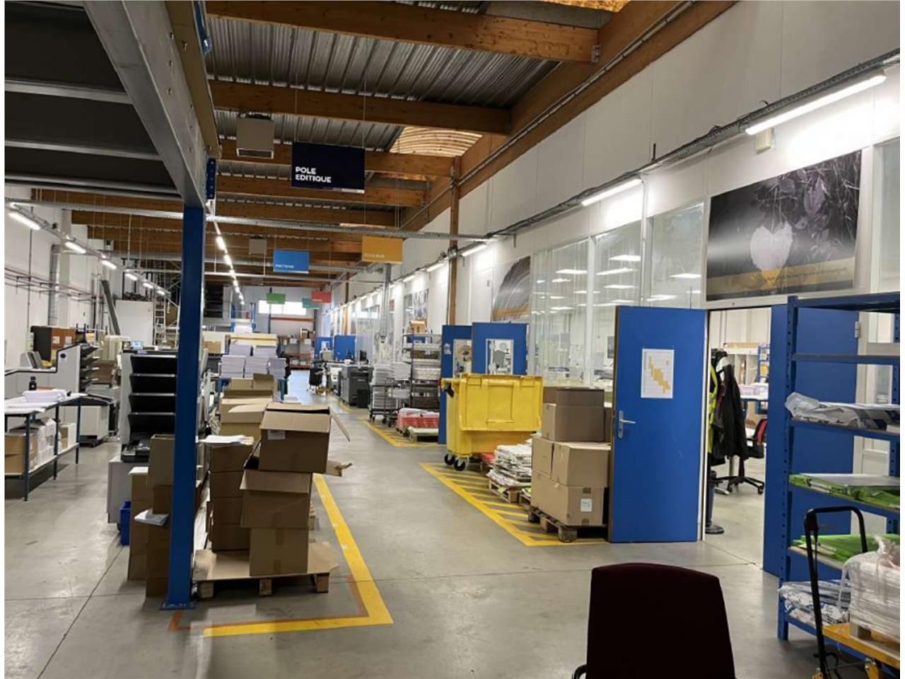 Découvrez ces locaux d'activité d'environ 1000 m²