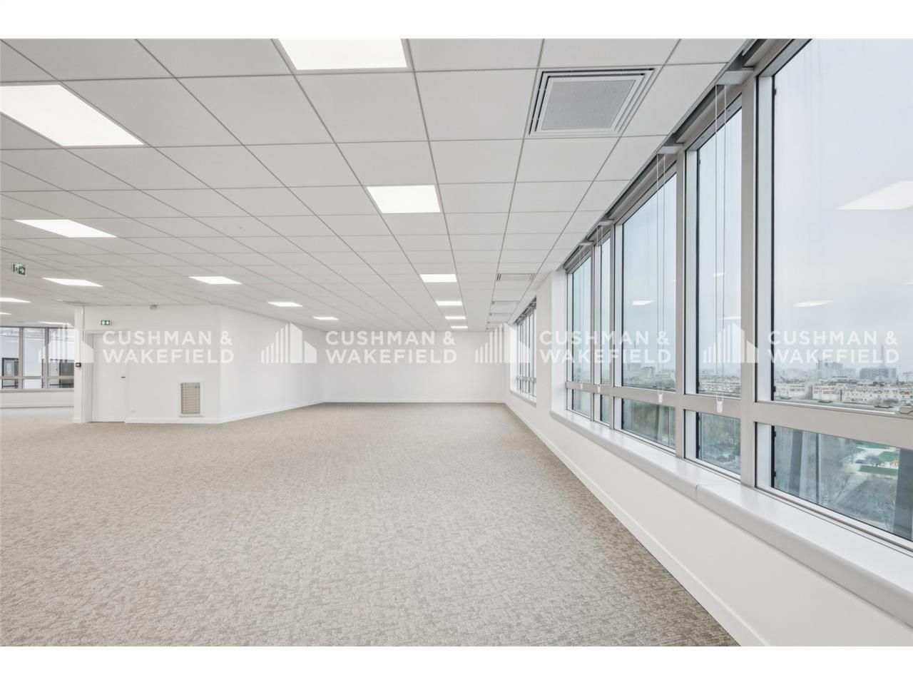 Nous vous proposons à la location 361 m² de burea