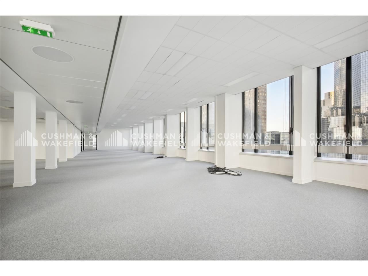 Au coeur de La Défense, au pied du métro « La Déf