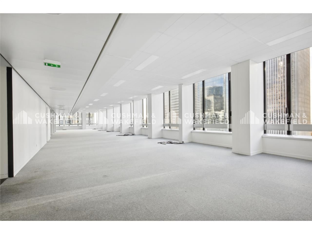 Au coeur de La Défense, au pied du métro « La Déf