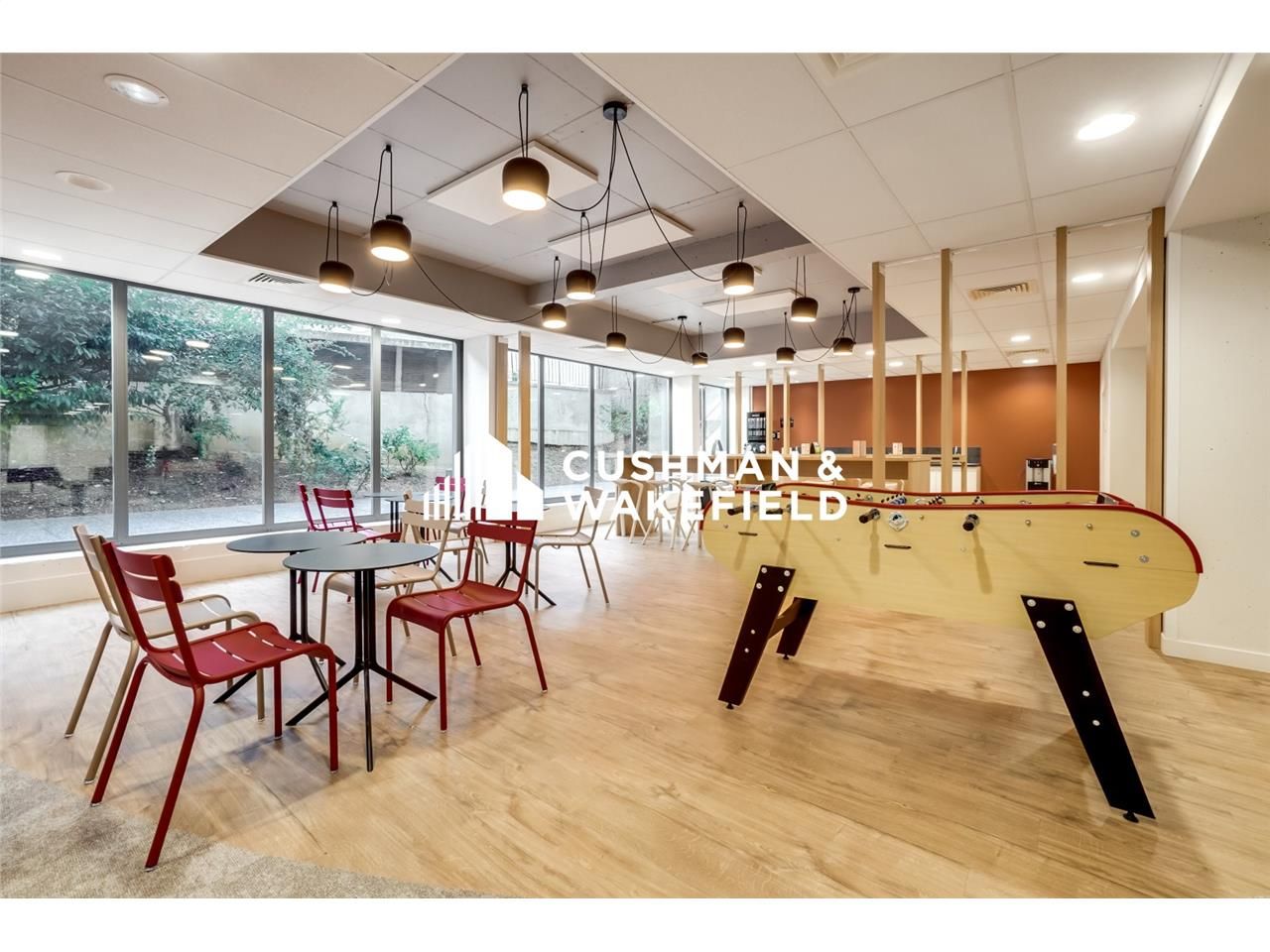 Une surface de bureaux de 400 m² est disponible à